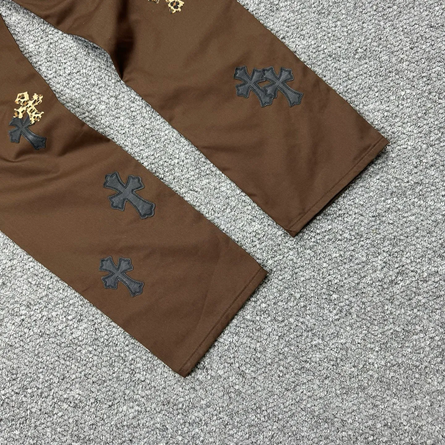 P260 model number: H853 ChromeHearts & ChromeHearts Brown casual pants and jeans. Original hardware and accessories, washed and other hanging tags. The QR code analysis is all from the original factory, with a high degree of restoration. You are welcome to compare with a certain product~ Three-dimensional version Loose and comfortable, not picky about the figure, taller and slimmer, factory Seiko, original factory quality control, same style for men and women, can be matched with couples, versatile recommendation, must-have jeans for all seasons, fashionable people have been disappointed From the quality selection of fabrics, the tailoring of details, and the matching of patterns, everything is impeccable! The upper body is so handsome when worn...it can be easily worn by men, women and children! The craftsmanship is made of heavy-duty washed pure cotton denim fabric. After washing, it is soft and thick and looks very stylish when worn. Size: 28, 30, 32, 34, 36 (S-XXL) Color: Brown